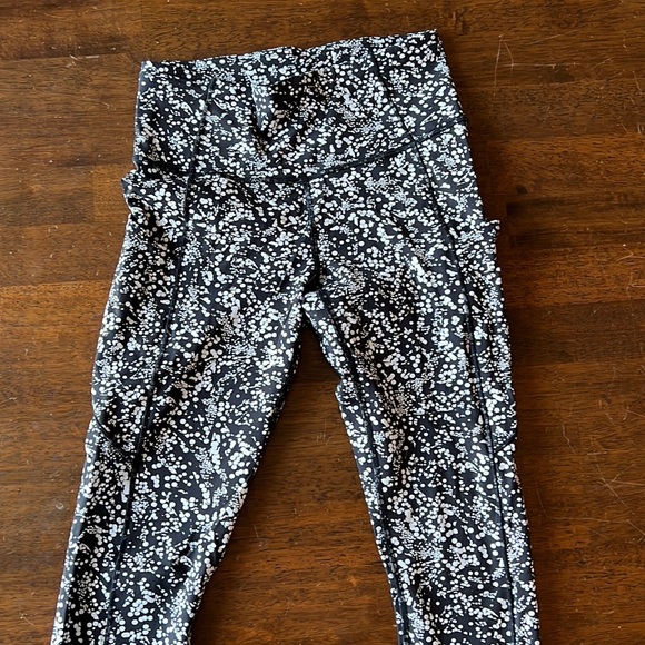 lululemon athletica Pants - Lululemon back and white patterned capri leggings, size 6